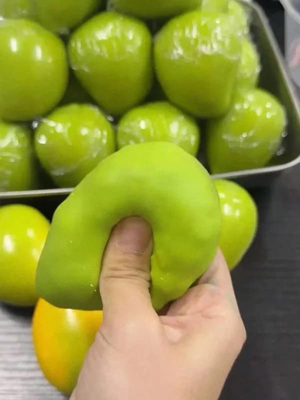 1 stk. håndlavet blød mango stressklemmelegetøj farveskiftende blød mango fingerspidsbold ASMR sensorisk stressaflastningslegetøj 2pc