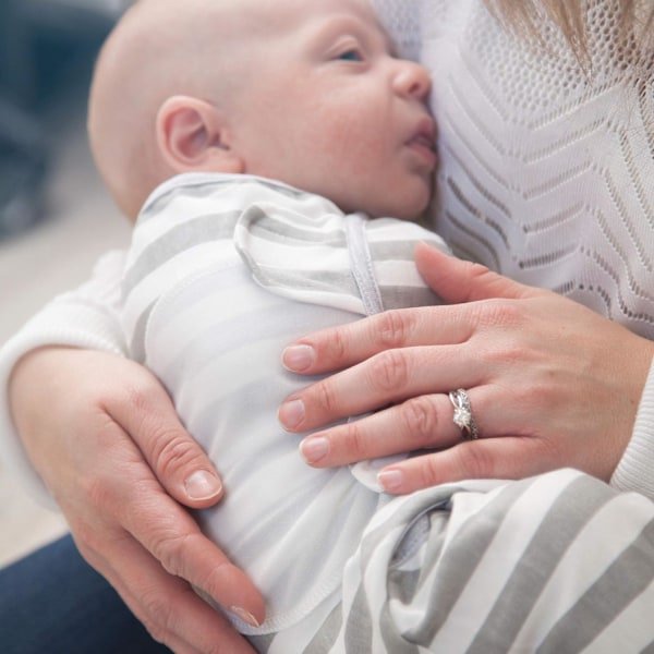 Swaddle Sanctuary, Lättanvänd Sovpåse för Spädbarn Säkerställer Lugna Nätter, Andningsbar Ekologisk Bomull För Komfort Året Runt, Justerbar Design