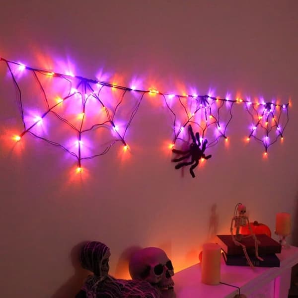 Halloween Spindelvæv 1,8 m LED-lyskæde 70 LED Batteri/USB med Timer til Indendørs- og Udendørsdekoration USB+30cm spindel