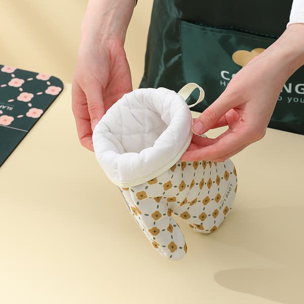Heat-resistant gloves with soft quilted lining, lightweight comfort for cooking and baking, non-slip textured surface for superior