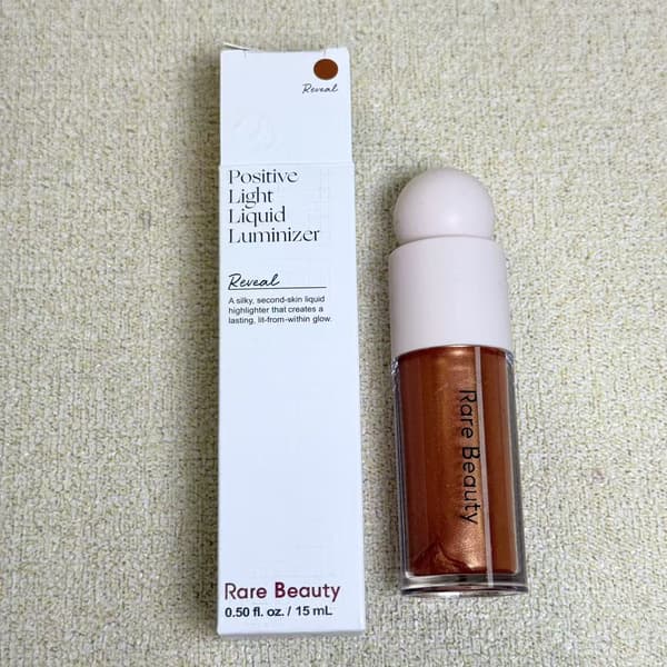 Rare Beauty By Selena Liquid Highlighter 15ml (Ansikt, Kragebenslysende Væske, Mesmerize)