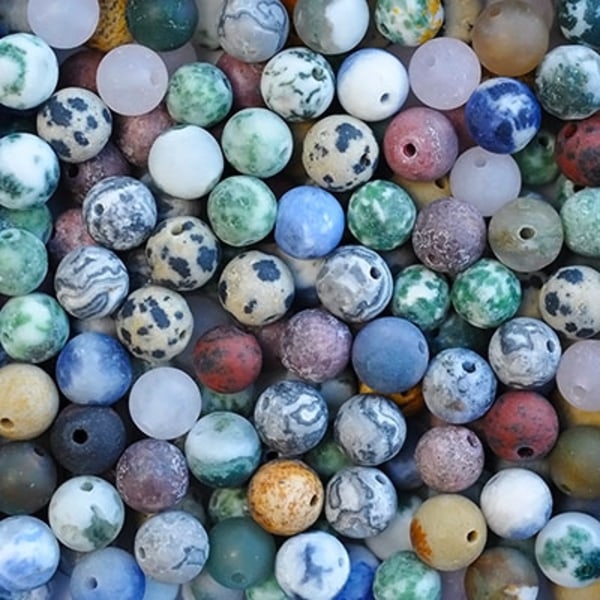 Perler av ekte og kunstige halvedelstener, mattkuttet blanding, 7 flerfargede multicolor