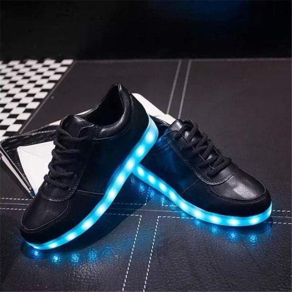 LED sko sneakers Barn/Voksne, SORT - str 27-45 - Perfet Black Storlek 36 Svarta