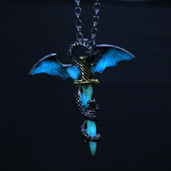 4st rostfritt stål glänsande båge Dragon Sword Pendant Chain Ne - Perfet Noctilucous A:Luminous