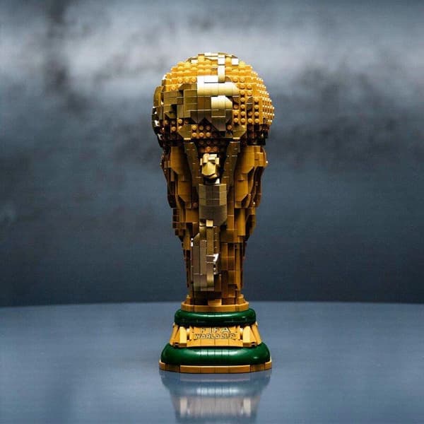 Grenseoverskridende VM-trofé fotball byggeklossleke for gutter
