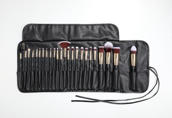 24 professionelle makeupbørster, pakket i sort/guld opbevaringsæsker