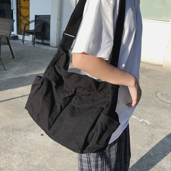 Retro sort lærreds crossbody taske, velegnet til studerende, damemodel.