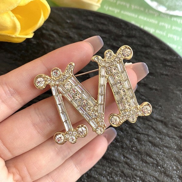 Fashion M Letter Broche Pin Til Rygsæk Krave Lapel Pin - Perfet Gold