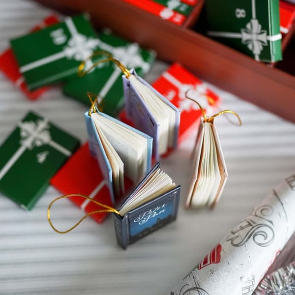2025 Advents Mini Bog Dekorations Adventskalender, indeholdende 24 mini bøger. 11