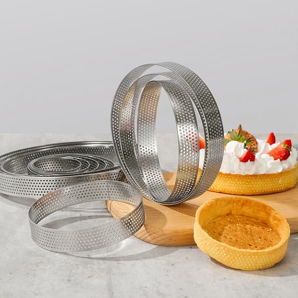 Åtte terteformer, 8 cm i diameter, laget av 430 rustfritt stål; dessertringer, 8 cm; paiformer; perforerte muffinsringer for baking