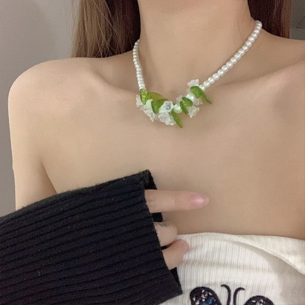 Halsband med vita liljekonvaljer med tofsar