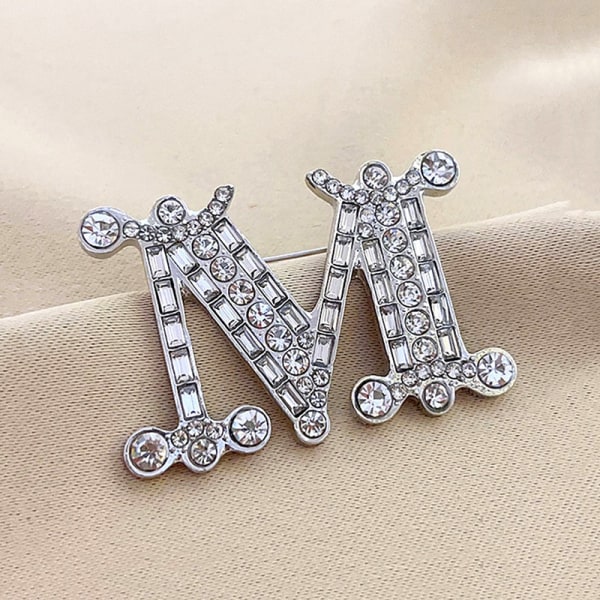 Fashion M Letter rintaneula reppukaulusneulaan - Perfet Silver