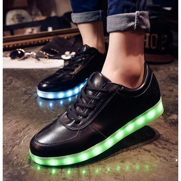 LED sko sneakers Barn/Voksne, SORT - str 27-45 - Perfet Black Storlek 31 Svarta