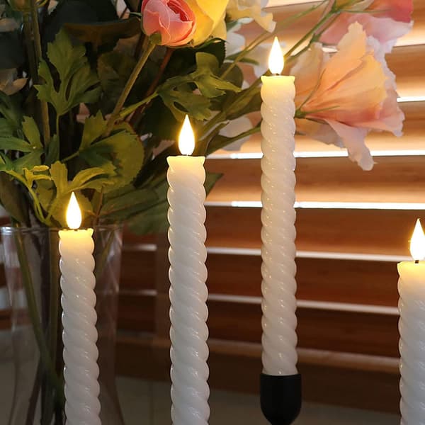 Sett med 4 batteridrevne koniske lys med fjernkontroll (hvit spiralvridd)