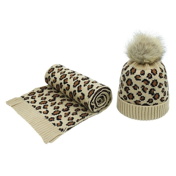 Matchende hue og tørklæde med leopardprint