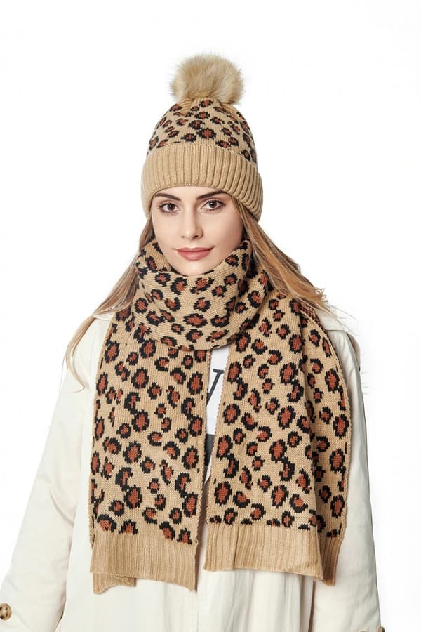 Matchande mössa och halsduk med leopardprint