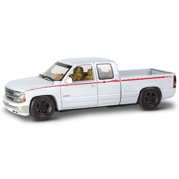 Revell 1999 Chevy Silverado Custom Pickup