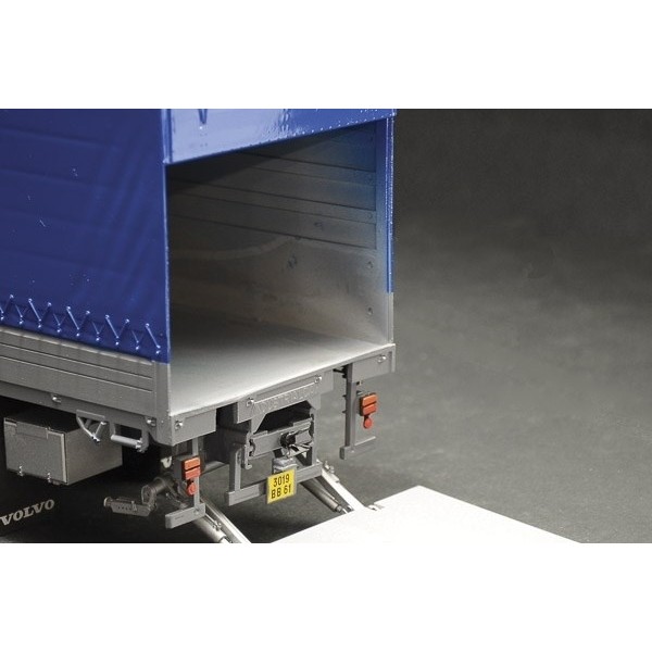 Italeri 1:24 Volvo F16 Globetrotter Canvas with elevator