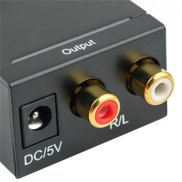 Digital til analog lydkonverter med USB-ladekabel og optisk fiberkabel