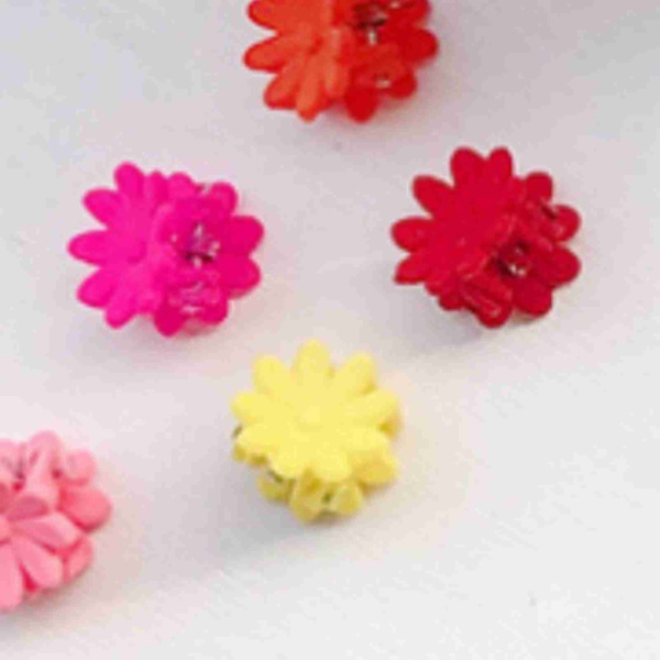 50 stk. små blomsterhårklemmer i lyse farver - søde minihårnåle med dåse til piger