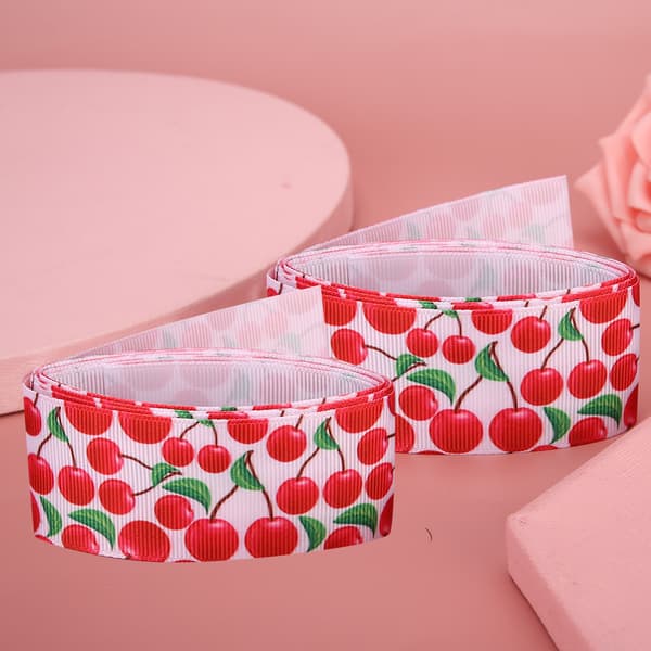 Rött blommigt julband för DIY-presenter och dekorationer