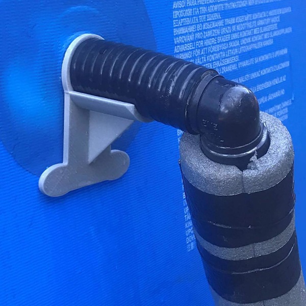 Den blå poolslanghållaren ger stil till din pool samtidigt som den smälter in sömlöst i kompakta utrymmen.