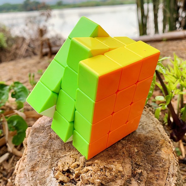 Kreativ enfärgad 334 Rubiks kub med olika sidor B