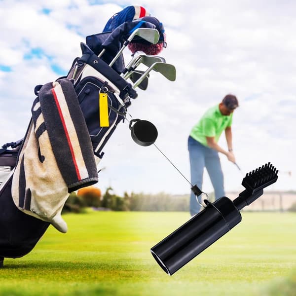 Golfmailan puhdistusharja suihkepullolla ja sisäänvedettävällä klipsillä - golfarin ehdoton hankinta.