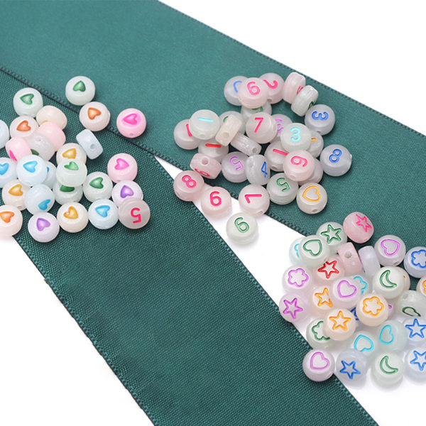 600 stk. assorterede farverige akrylperler i lysende stjerne- og måneformer til DIY-armbånd, halskæder og øreringe