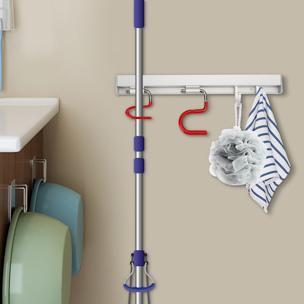 Plassbesparende, veggmontert mopp- og kostholder i aluminium med 2 holdere og 2 kroker for oppbevaring på badet
