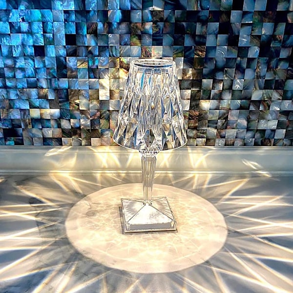 Elegant dimbar krystallbordlampe for enhver rominnredning