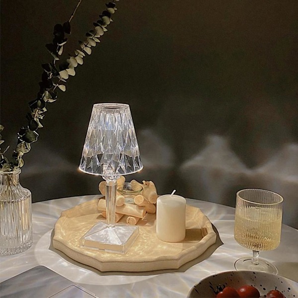 Elegant dimbar krystallbordlampe for enhver rominnredning