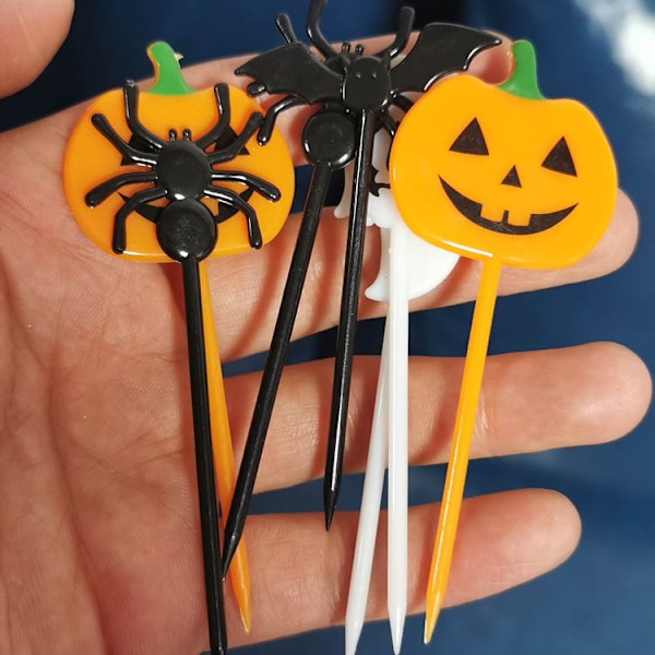 100 kpl Halloween-muovitikkuja kakkuhedelmätikkuja hedelmähaarukoita
