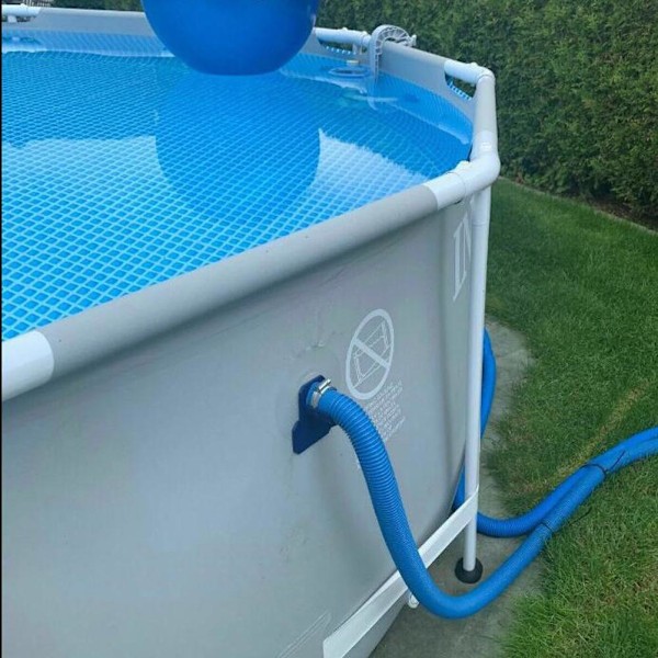 Den blå poolslanghållaren ger stil till din pool samtidigt som den smälter in sömlöst i kompakta utrymmen.