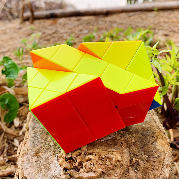 Kreativ enfärgad 334 Rubiks kub med olika sidor A