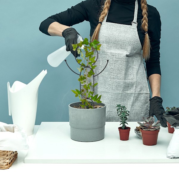 Menneskeformet klatrestøtteramme for planter