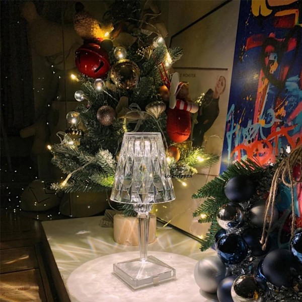 Elegant dimbar krystallbordlampe for enhver rominnredning