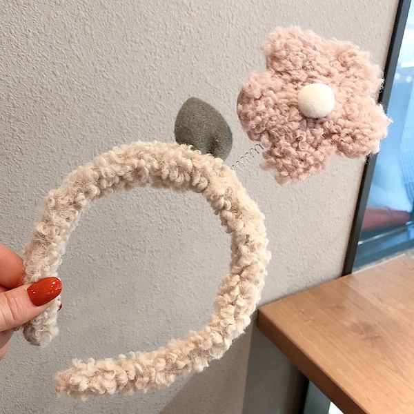 Skickar dig ett sött blompannband med en liten röd blomma Pink