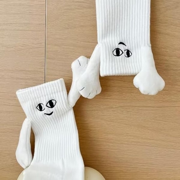 Sjovt par holder sokker i hånden Sok HVID