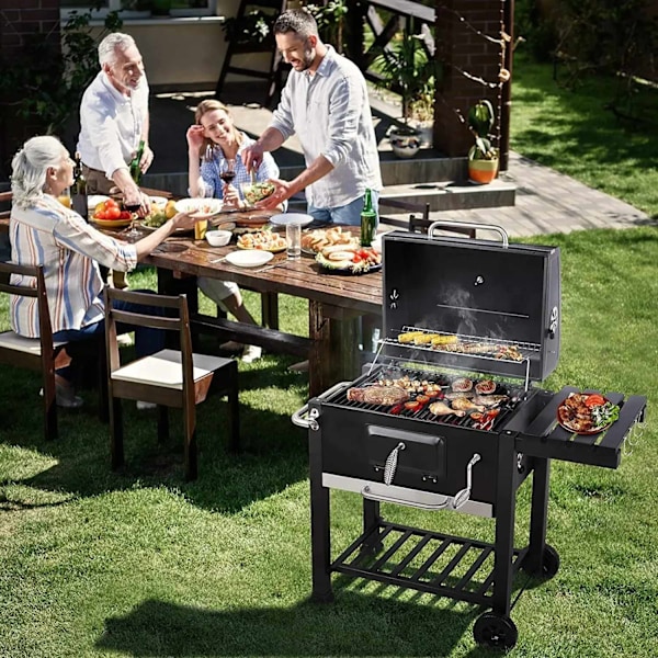 Stor BBQ-grill med hjul, termometer, stor grillflade & opbevaringshylder – perfekt til familie og venner Black