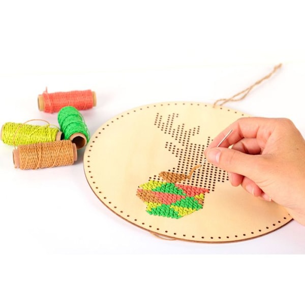 Hängsmycke att brodera Renhuvud i trä 22cm Beige