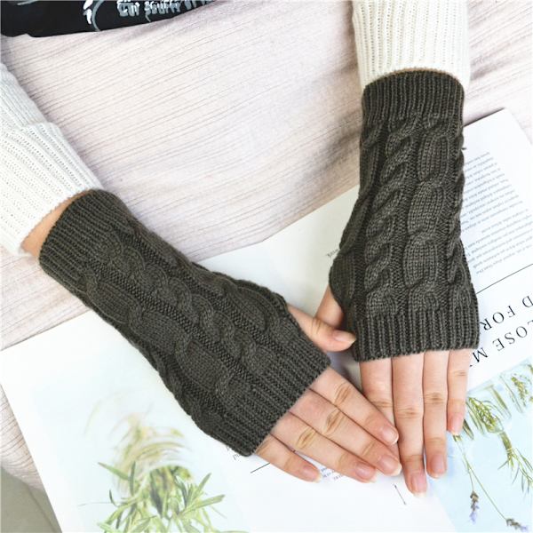 Halvfingerstekt deg twist stickningshandskar