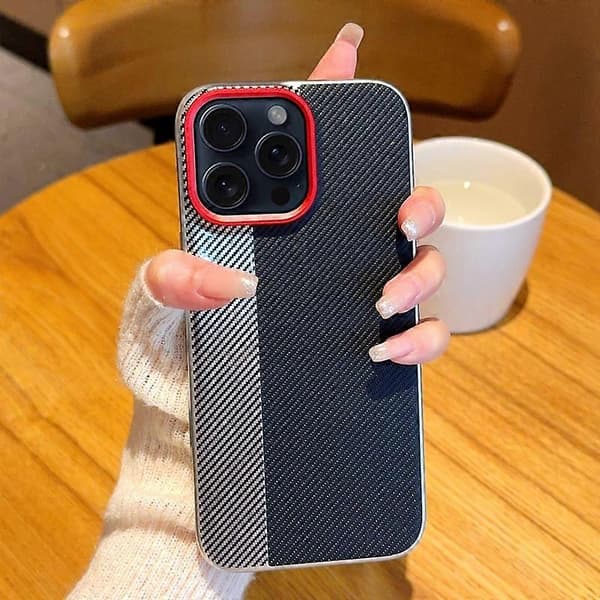 Skal för iPhone 15 Pro Kamerastil Kolfibertextur Läder+PC Telefonskydd
