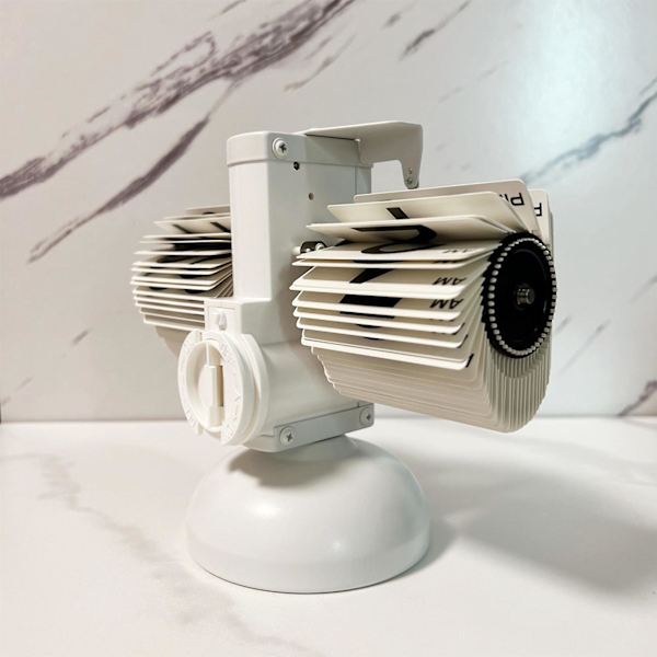 Automatisk flip digital klocka 24 timmars bord rostfritt stål Enkelfot Vänd sida för hem sovrum Vardagsrum Kontor Skrivbord Dekoration Present White