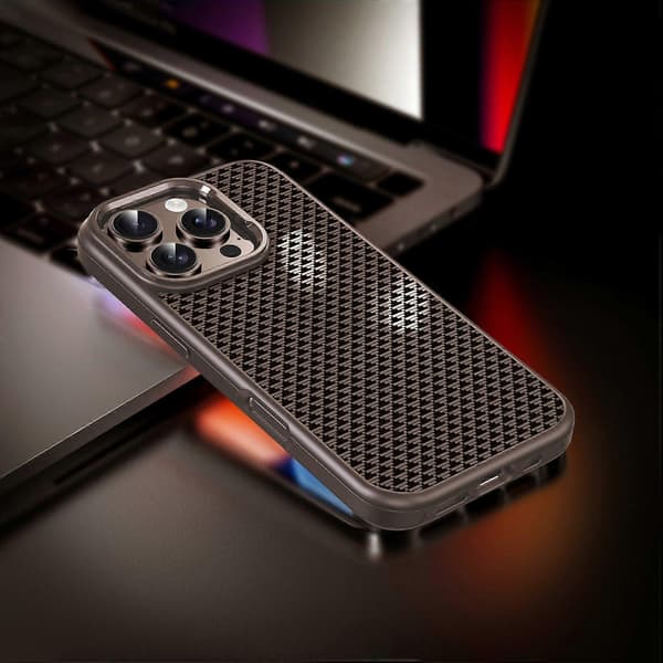 IPAKY Deksel til iPhone 16 Plus, Karbonfibertekstur PC + TPU Støtsikkert Telefon Bakdeksel Multicolor Titanium Gold