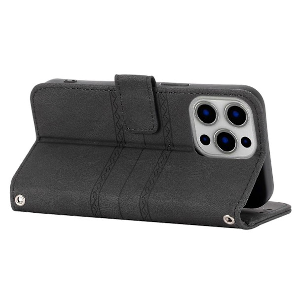 For iPhone 15 Pro Max Deksel Preget Lær Stativ Støtsikkert Telefondeksel med Stropp Multicolor Style C