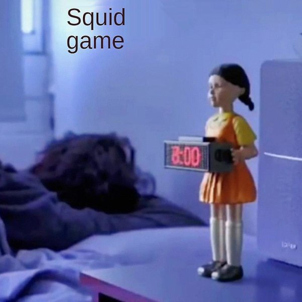 Koreansk squid game med samma väckarklocka Skräckljud Elektronisk träväckarklocka i sovrummet