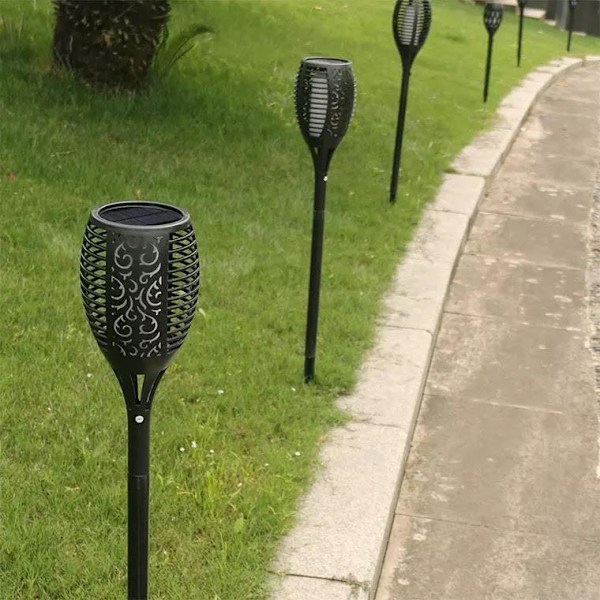 2 flammande LED-facklor på spett med solceller för fristaden (78 cm.)