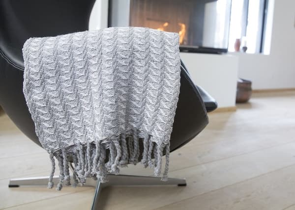 Pläd med fransar i 100% bomull – 135 x 200 cm. Vit