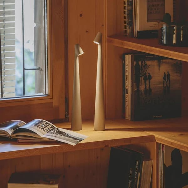 Elegant slank konisk bordlampe, bærbar og dæmpbar LED-skulpturlys Dek Rød Red